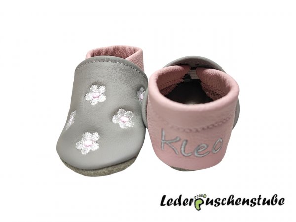 Lederpuschen steingrau-rosa Namen Ferse steingrau; Stickerei 6 Blümchen beiderseits weiß-rosa
